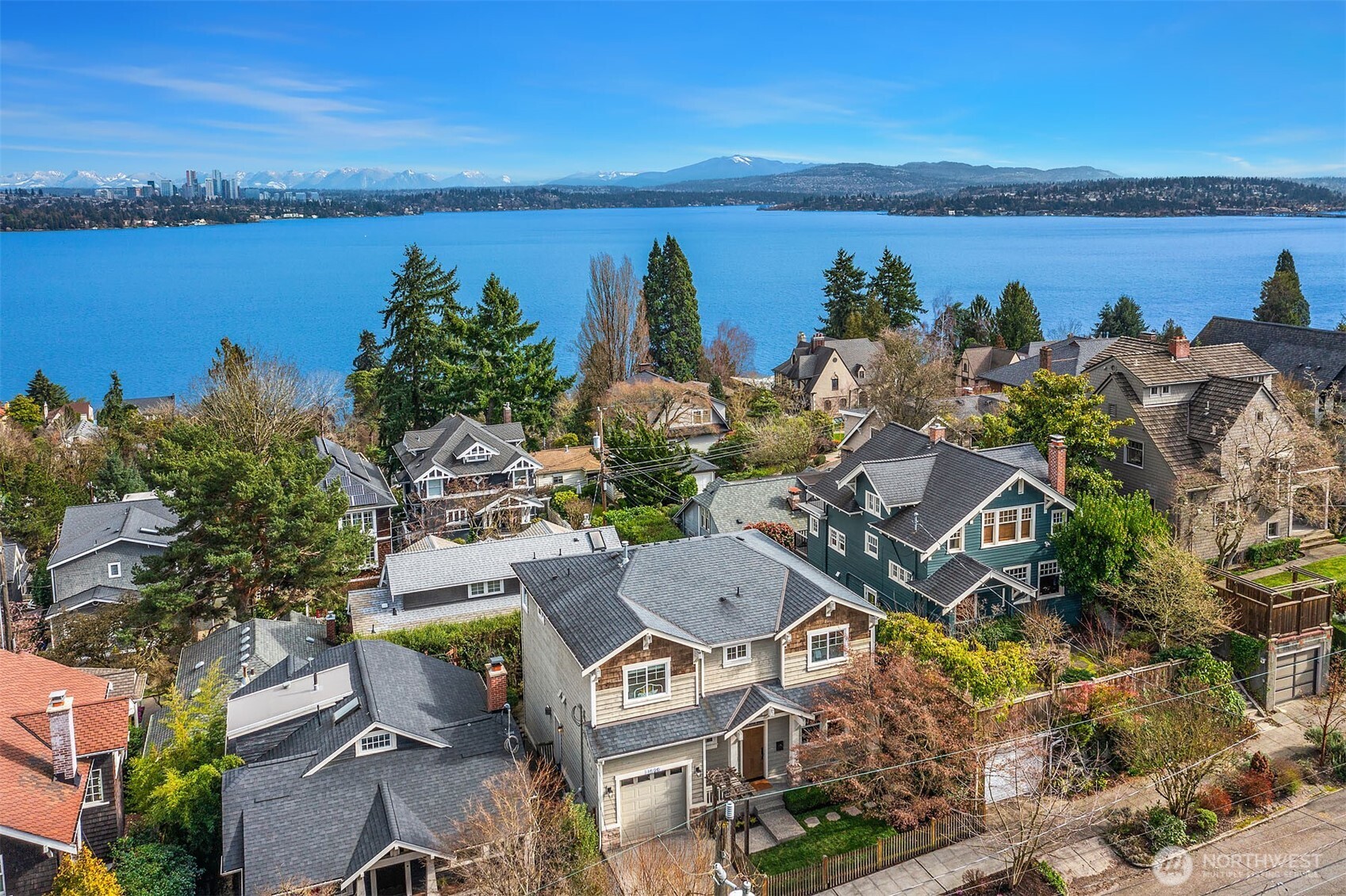 1520 37th Avenue Seattle, WA 98122 - Photo 33 of 35 a view of a city with lake