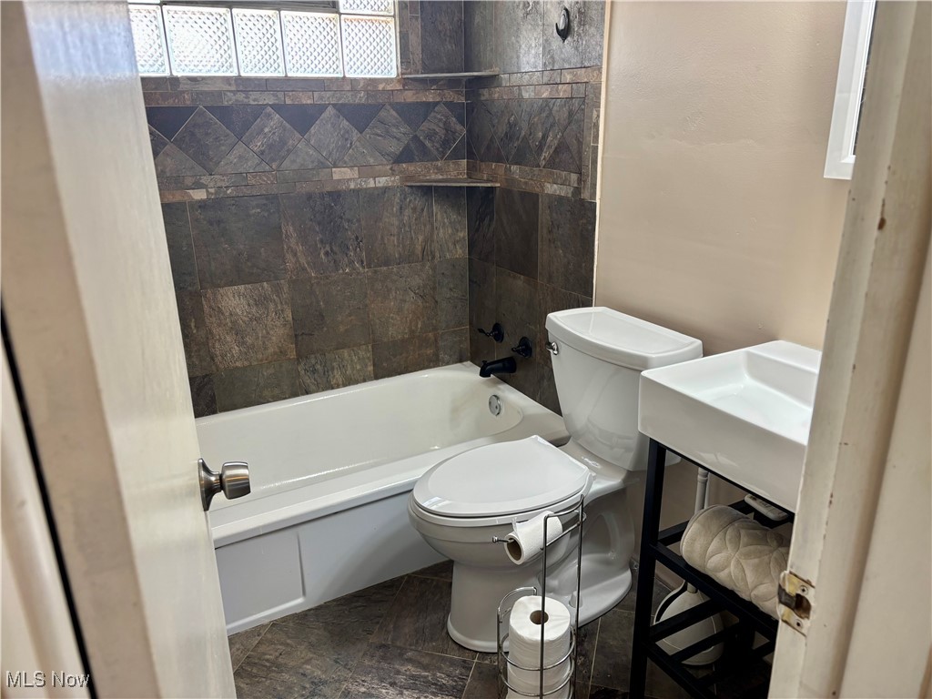 13637 Silver Road Cleveland, OH 44125 - Photo 13 of 40 Main Floor Full Bathroom