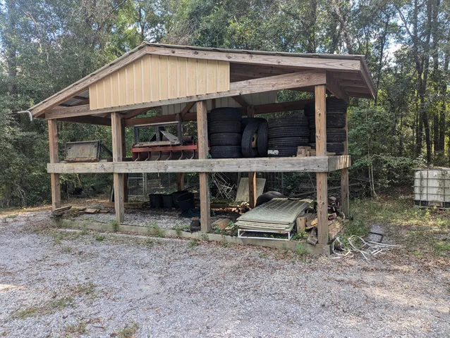 a view of a house with backyard