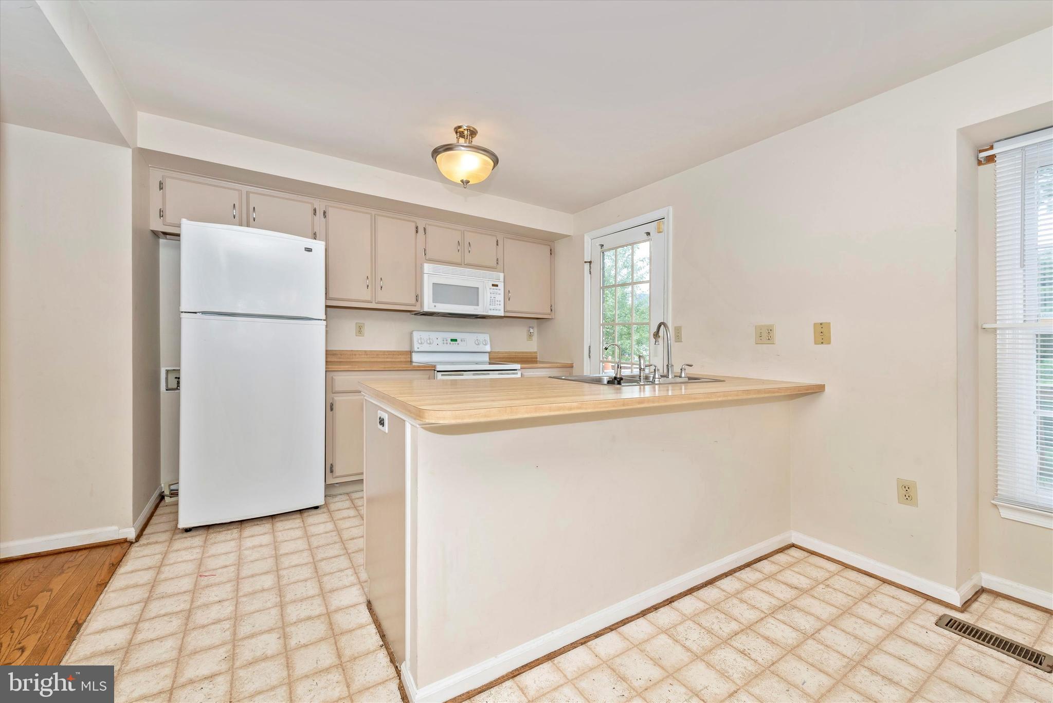 8041 Broken Reed Court Frederick, MD 21701 - Photo 14 of 38 Peninsula has counter space for quick meals.