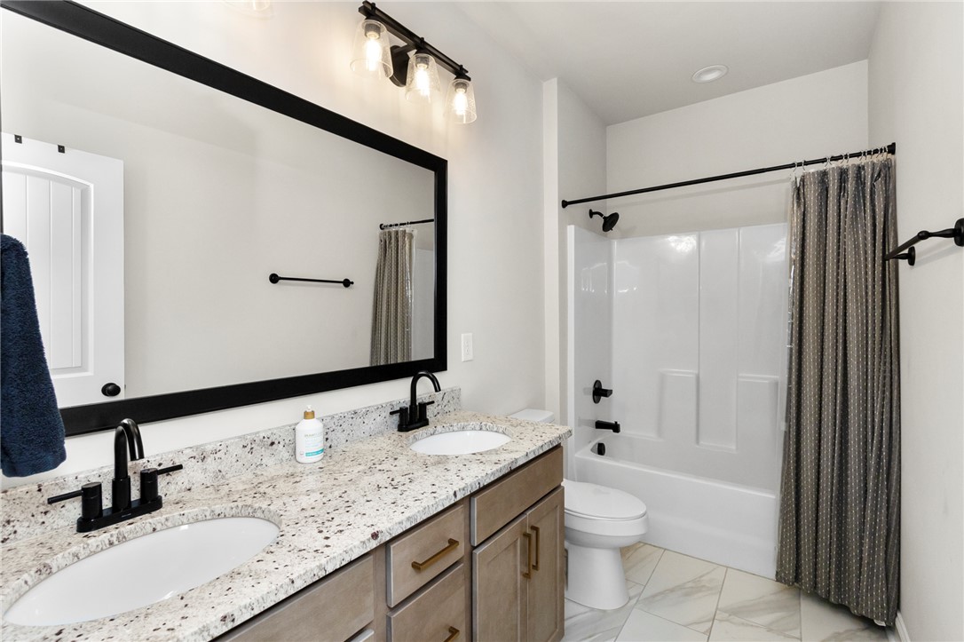 105 Bonaire Point, Unit POINTE Anderson, SC 29621 - Photo 23 of 50 hallway bathroom