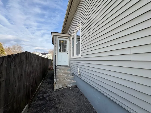 $2,100 | 23 Knight Street, Unit 23, West Warwick, RI 02893