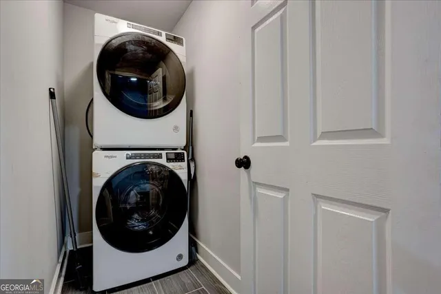 a close up view of a washer and dryer