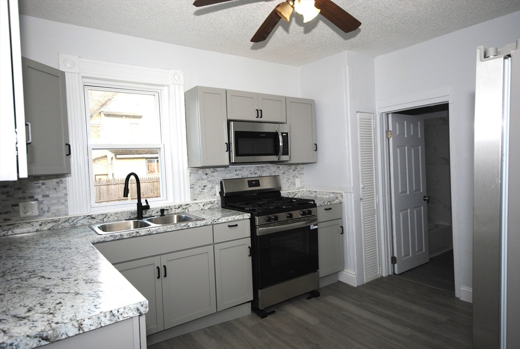 72 Hall Street Springfield, MA 01108 - Photo 6 of 39