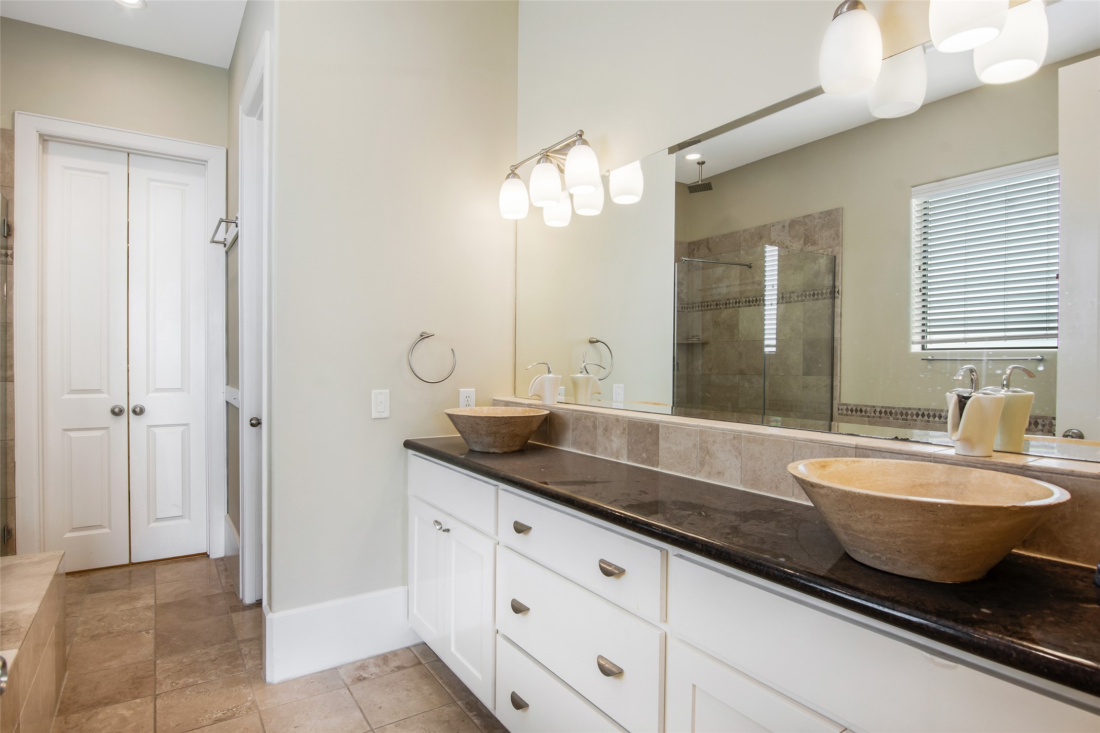 5505 Rose Street Houston, TX 77007 - Photo 20 of 35 a spacious bathroom with a granite countertop sink mirror and bathtub