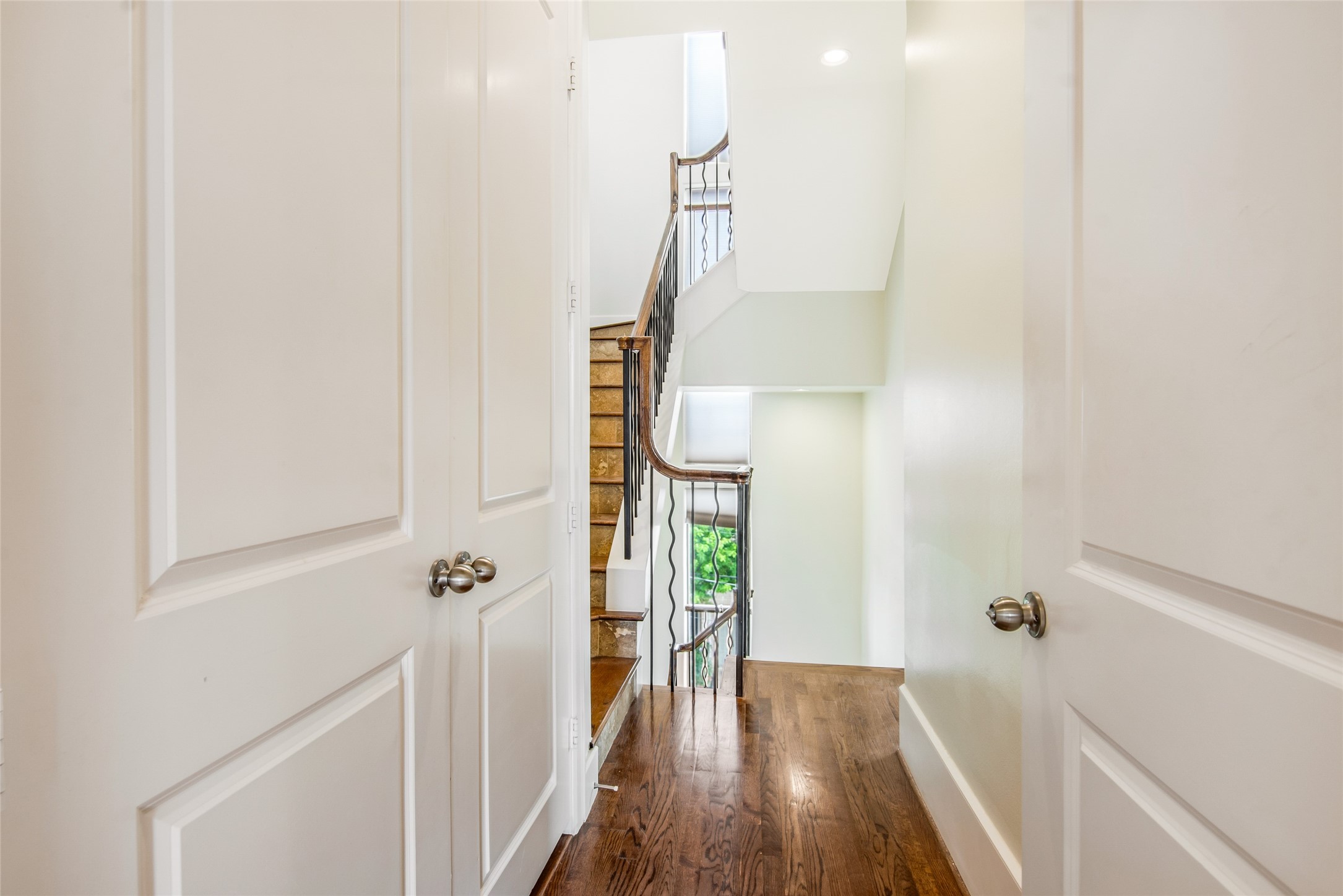5505 Rose Street Houston, TX 77007 - Photo 27 of 35 a view of a hallway with wooden floor and entryway