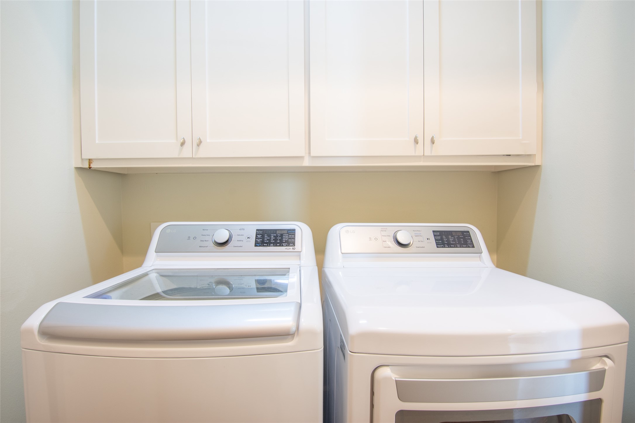 5505 Rose Street Houston, TX 77007 - Photo 28 of 35 a utility room with dryer and washer