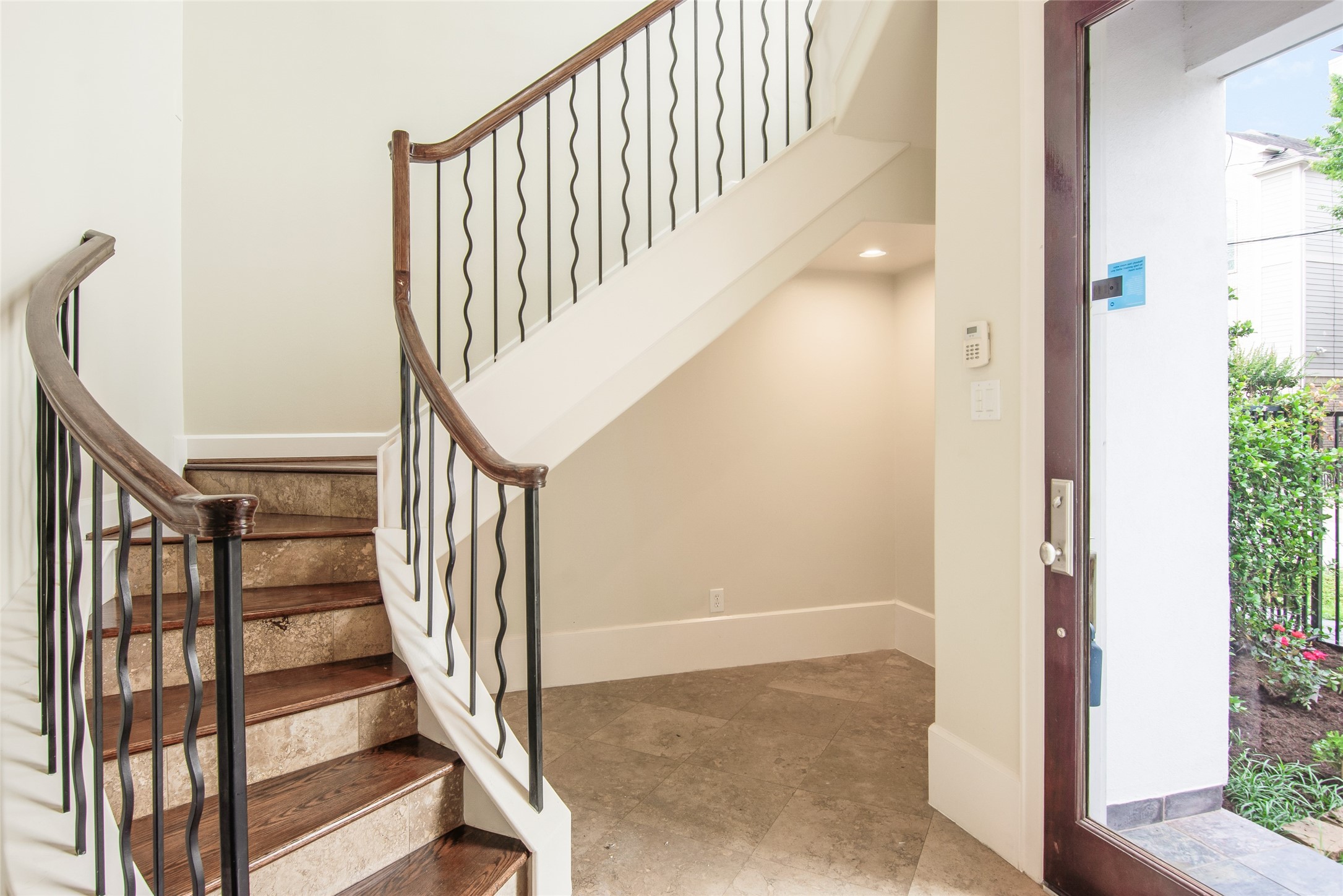 5505 Rose Street Houston, TX 77007 - Photo 3 of 35 a view of entryway
