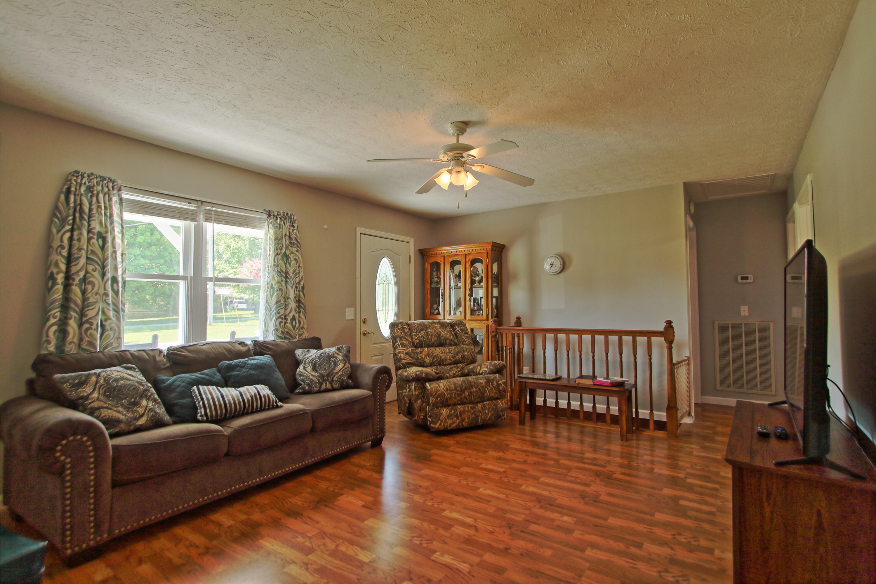 1009 Sheppard Road Jamestown, TN 38556 - Photo 3 of 24 Living room