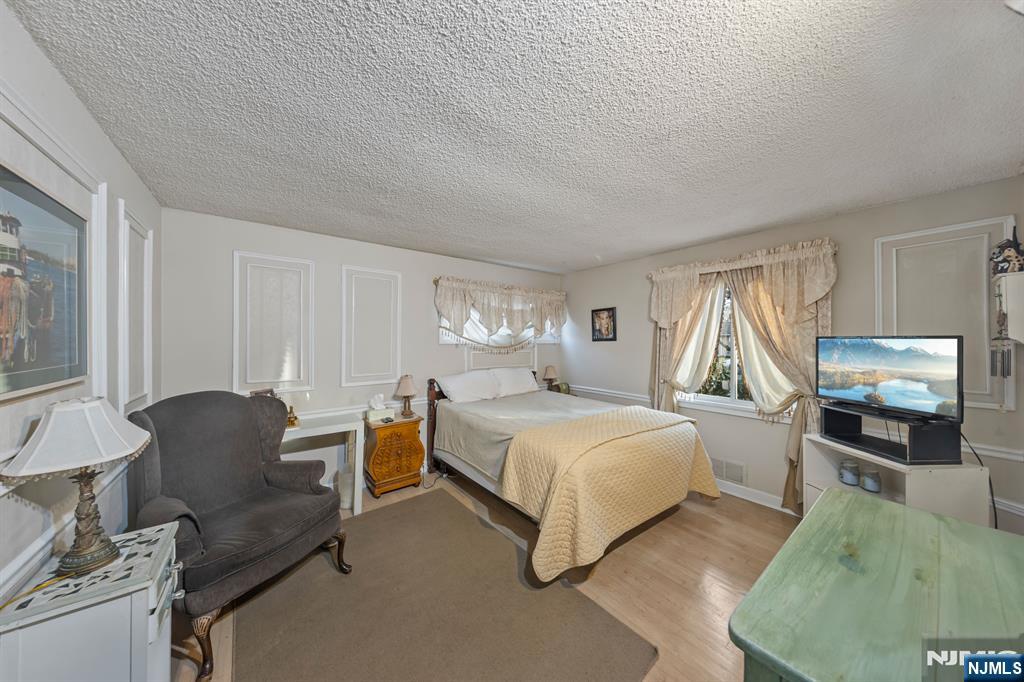 302 Howland Avenue River Edge, NJ 07661 - Photo 8 of 19