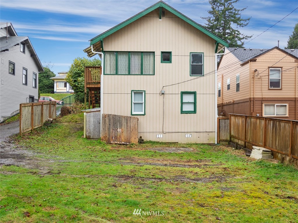 3727 Rockefeller Avenue Everett, WA 98201 - Photo 22 of 23 a view of a house with backyard