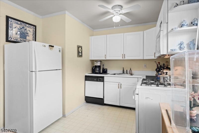 415 Pitney Place, Unit 415 Morristown, NJ 07960 - Photo 14 of 32