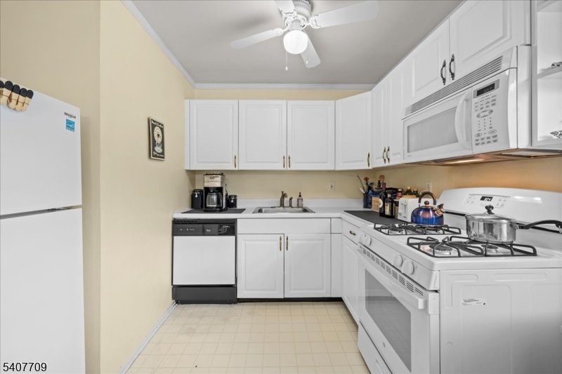 415 Pitney Place, Unit 415 Morristown, NJ 07960 - Photo 15 of 32