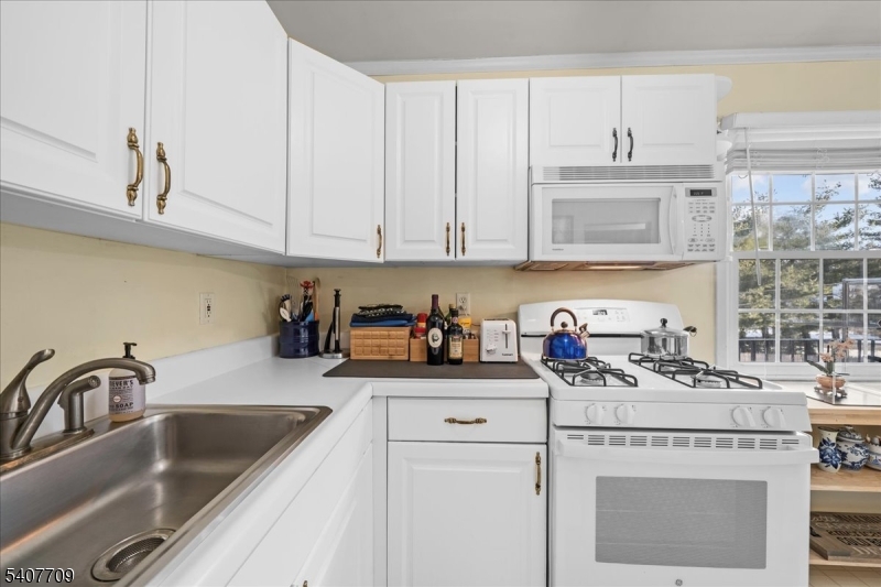 415 Pitney Place, Unit 415 Morristown, NJ 07960 - Photo 18 of 32