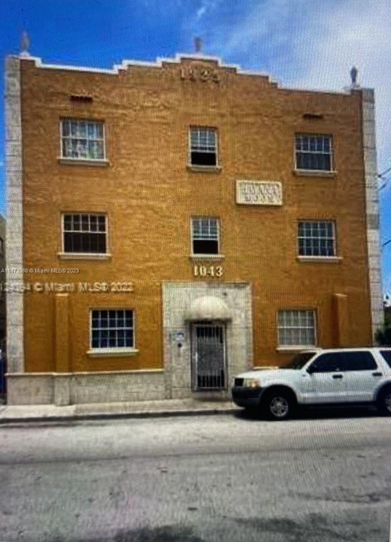 a car parked in front of a brick building