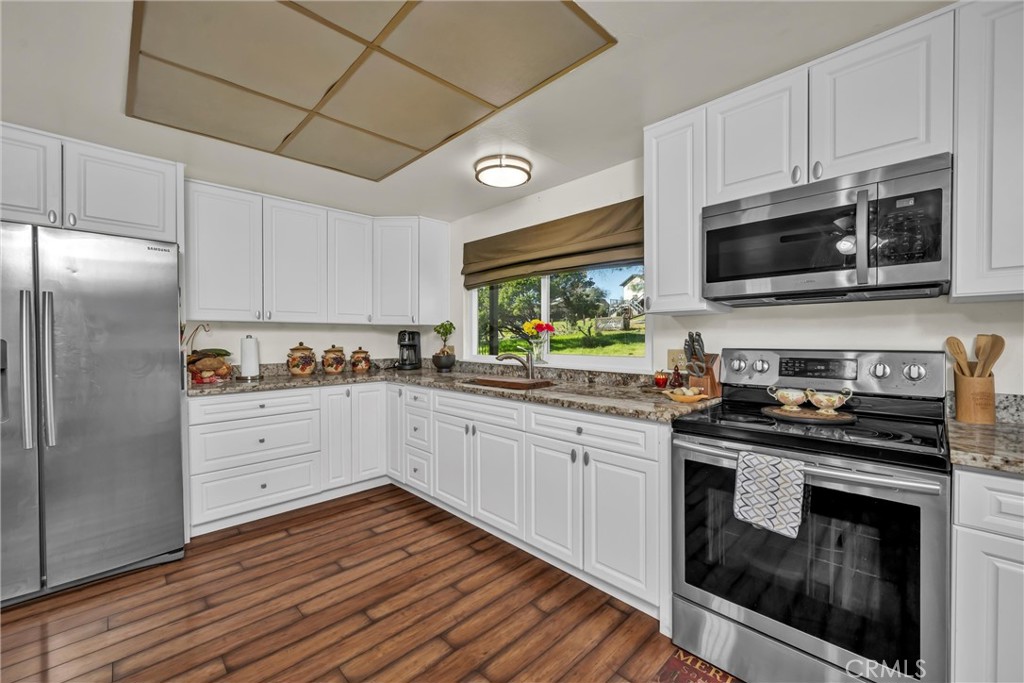 16593 Buckhorn Road Hidden Valley Lake, CA 95467 - Photo 4 of 27 Lovely granite countertops and lots of counter space.