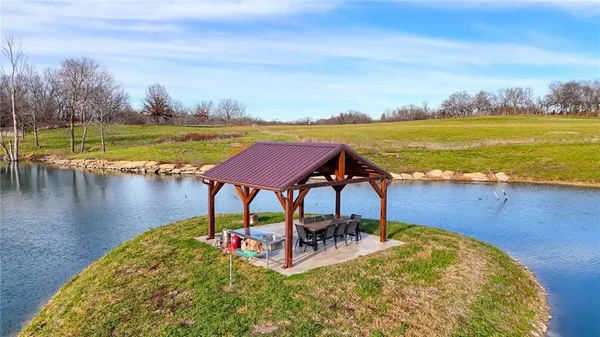 $999,000 | 33000 East 331st Street, Garden City, MO 64747