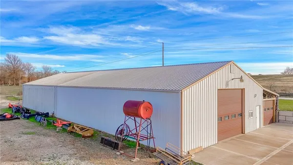 $999,000 | 33000 East 331st Street, Garden City, MO 64747