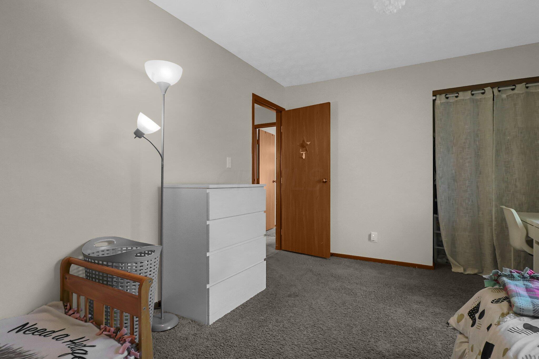 1833 Ferntree Road Columbus, OH 43219 - Photo 13 of 31 2nd floor bedroom