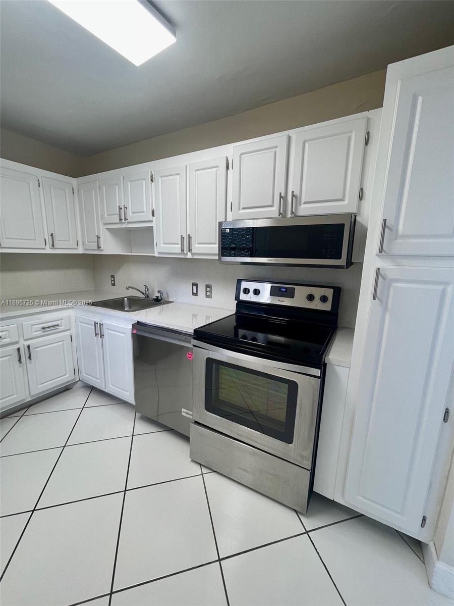 20400 West Country Club Drive, Unit 608 Aventura, FL 33180 - Photo 6 of 19 a kitchen with cabinets and appliances