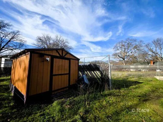 a view of a backyard