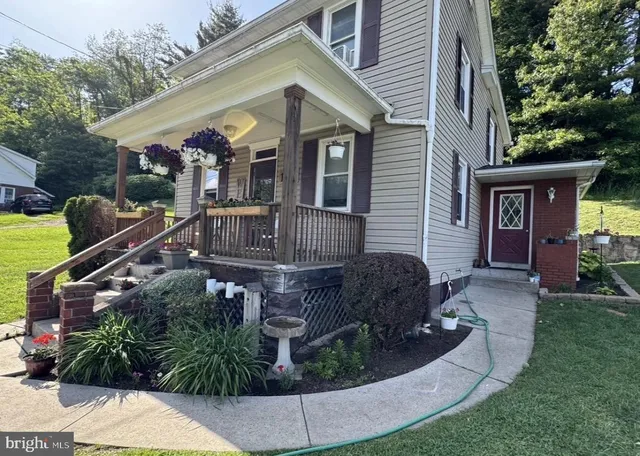 a front view of house with yard outdoor seating and entertaining space
