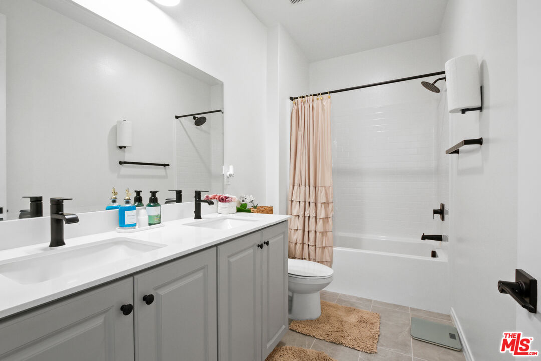 764 Daniel Freeman Circle Inglewood, CA 90301 - Photo 29 of 35 a bathroom with a tub sink toilet and a mirror