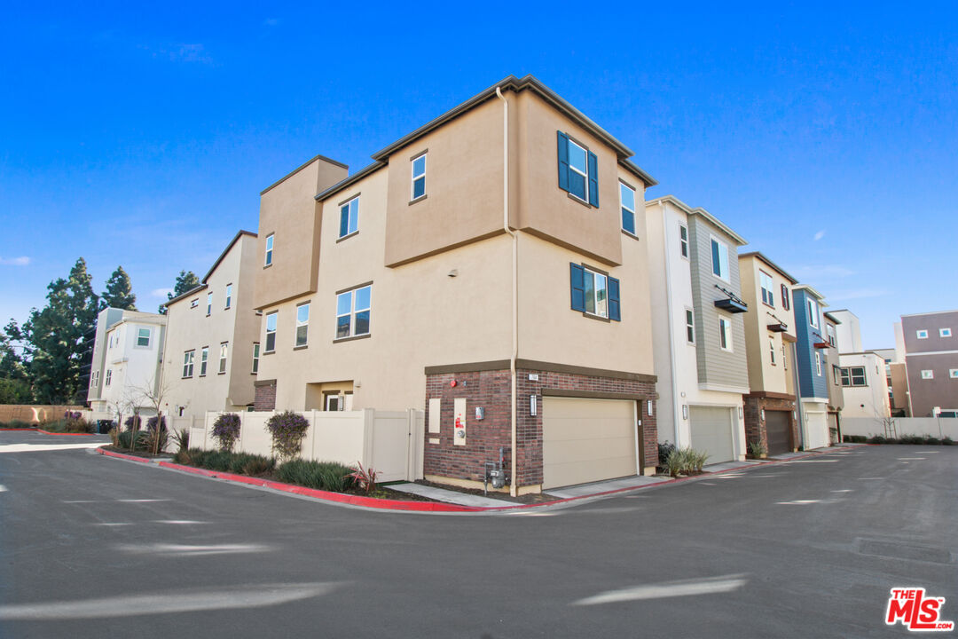 764 Daniel Freeman Circle Inglewood, CA 90301 - Photo 3 of 35 a view of a large building