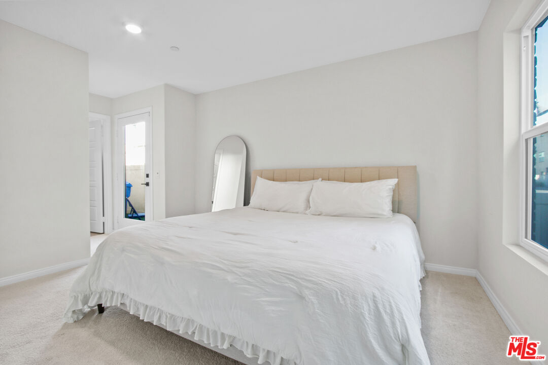 764 Daniel Freeman Circle Inglewood, CA 90301 - Photo 6 of 35 a bedroom with a bed and a window