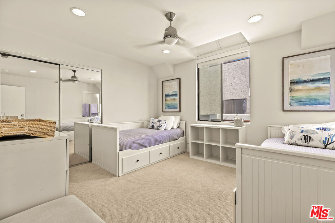 3616 The Strand, Unit C Manhattan Beach, CA 90266 - Photo 31 of 34 a room with furniture and a table