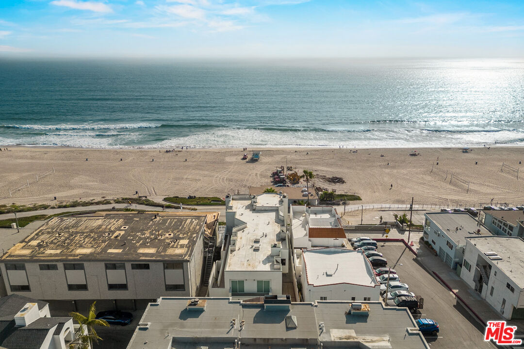 3616 The Strand, Unit C Manhattan Beach, CA 90266 - Photo 5 of 34 a view of a city