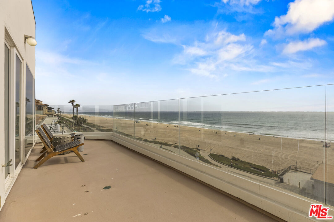 3616 The Strand, Unit C Manhattan Beach, CA 90266 - Photo 8 of 34 a view of a terrace with skyline