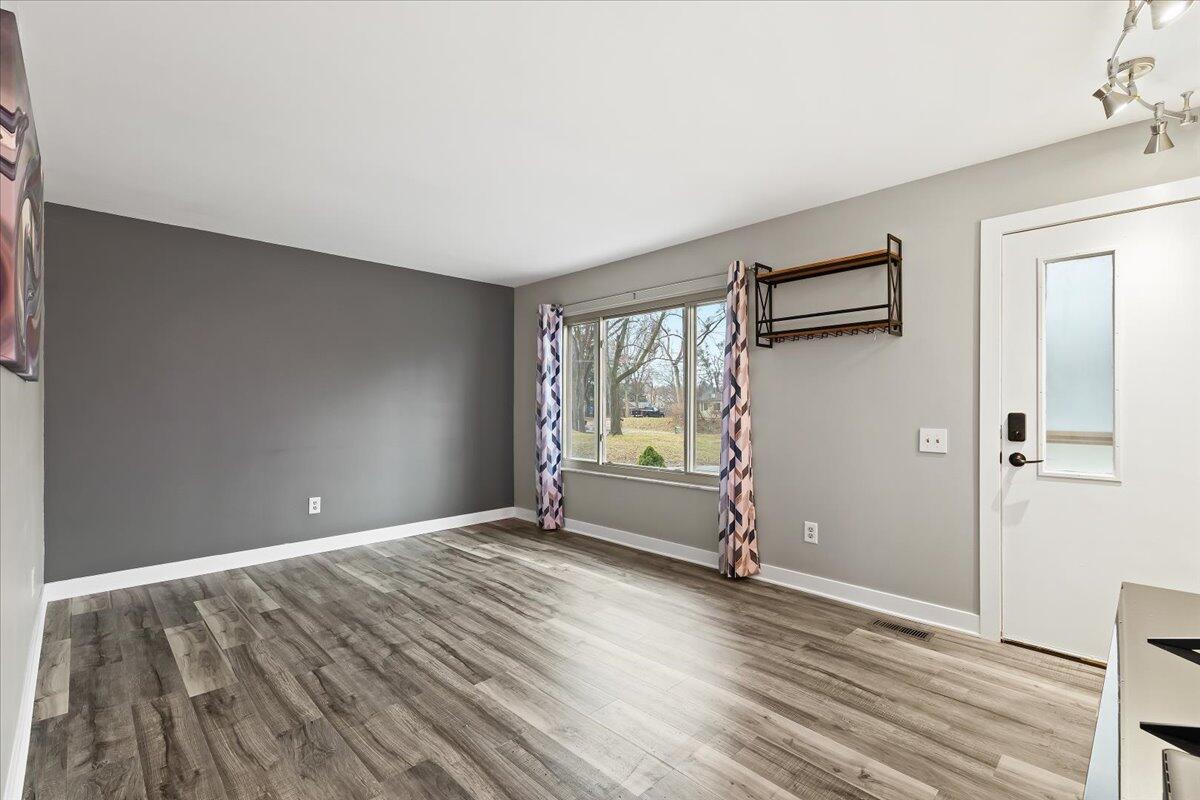 2894 Benstein Road Walled Lake, MI 48390 - Photo 22 of 33 Family room