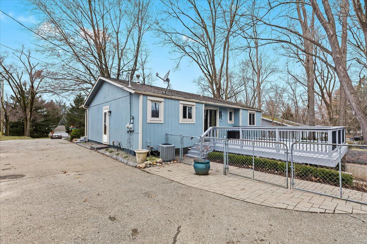 2894 Benstein Road Walled Lake, MI 48390 - Photo 9 of 33 E21952CA-D1BD-4EAE-9D73-CE77234EB532