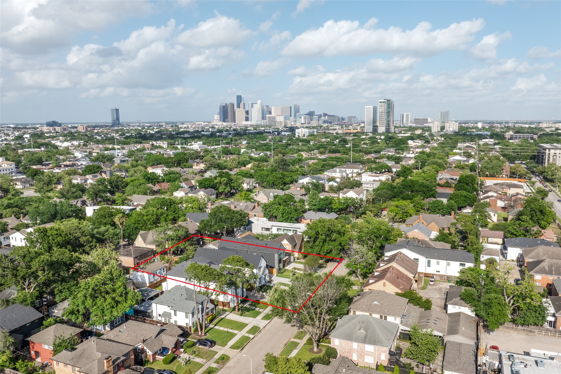 1824 Marshall Street Houston, TX 77098 - Photo 43 of 45 Winlow Place is in Houston's inner loop in Montrose Area – it is mere minutes away (walking or driving) from some of Houston's greatest retail and dining experiences as well as all of the other amenities that make for a great quality of life – state-of-the-art museums, parks, grocery stores... all just three miles from downtown.
