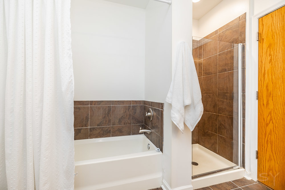 1503 South State Street, Unit 403 Chicago, IL 60605 - Photo 12 of 20 a bathroom with a bath tub