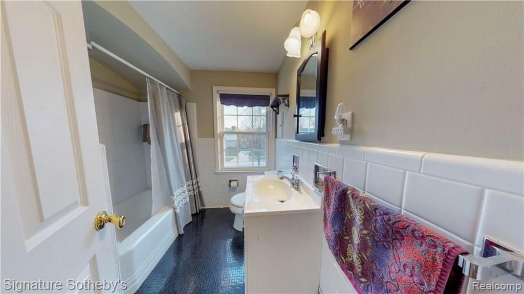 1932 Severn Road Grosse Pointe Woods, MI 48236 - Photo 13 of 24