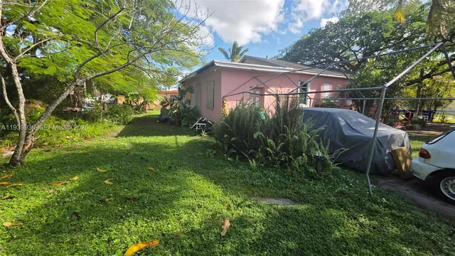 a view of a yard in front of house