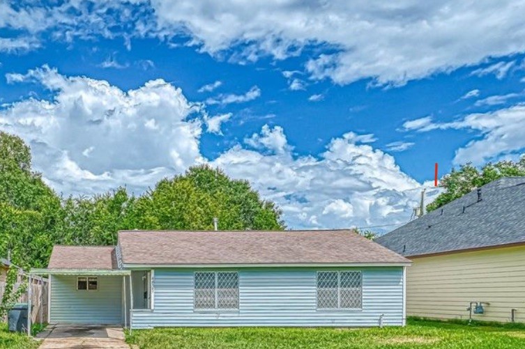 a view of house with a yard