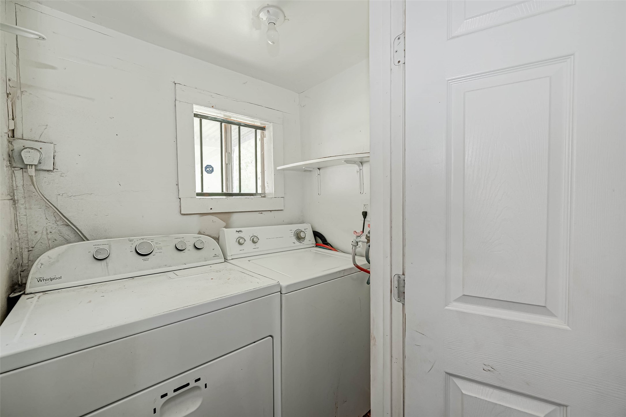 4821 Alvin Street Houston, TX 77033 - Photo 6 of 15 a utility room with dryer and washer