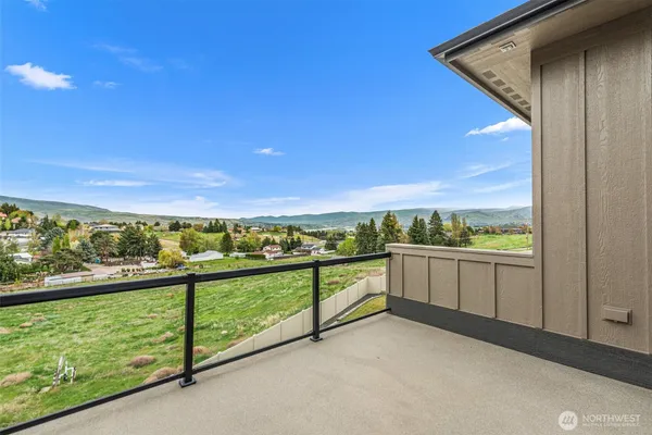 $1,399,000 | 854 Autumn Crest Drive, Wenatchee, WA 98801