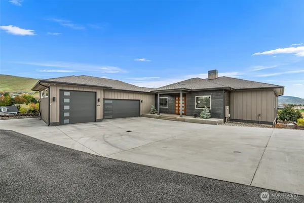 $1,399,000 | 854 Autumn Crest Drive, Wenatchee, WA 98801