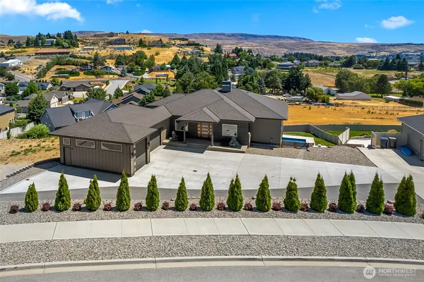 $1,399,000 | 854 Autumn Crest Drive, Wenatchee, WA 98801