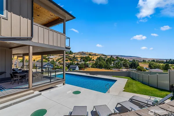 $1,399,000 | 854 Autumn Crest Drive, Wenatchee, WA 98801