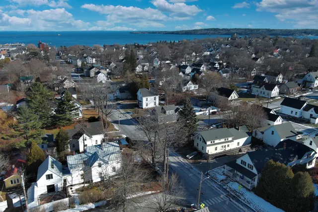 $350,000 | 84 Pleasant Street, Rockland, ME 04841