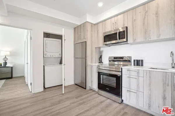 $2,167 | 220 North Alvarado Street, Los Angeles, CA 90026
