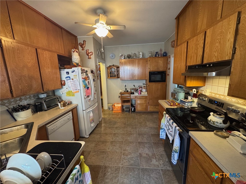 708 East 10th Street Cameron, TX 76520 - Photo 8 of 20 Kitchen
