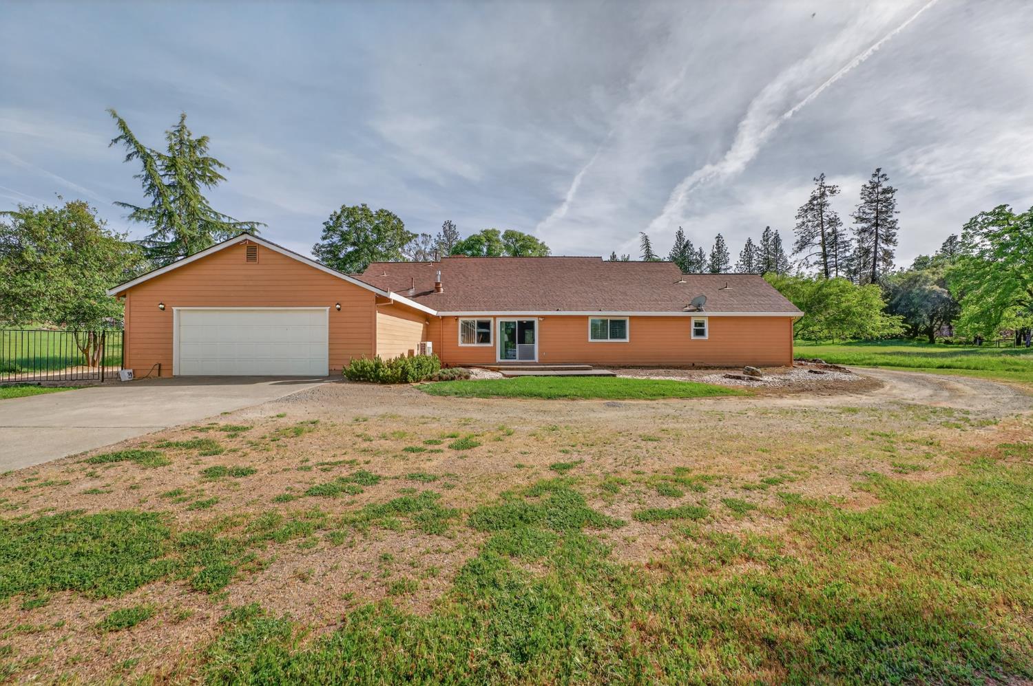 26583 Table Meadow Road Auburn, CA 95602 - Photo 59 of 77 a front view of a house with a garden