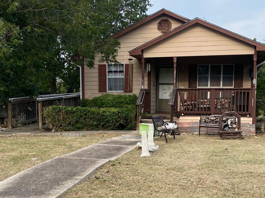 a view of a house with backyard and sitting area