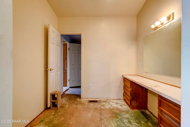 a view of room with window and ceiling fan